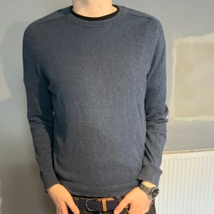 Kashmir tröja - En riktigt skön blå kashmir/cashmere tröja från GAP, storleken är: M. Hör av er vid frågor!:)