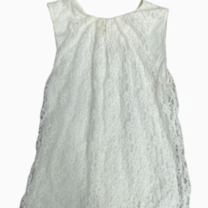 Vit ärmlös spetsblus - Supersöt vit blus i spets med blommigt mönster och ärmlös design. Perfekt att styla till allt. Hör av dig om du har några frågor🌸🤩