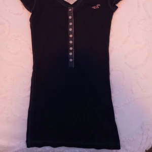 Hollister Top - Hollister T-shirt köpt 2009. Väldigt bra omhändertagen och i väldigt bra skick. Väldigt Elena Gilbert och Bella Swan🍁☕️