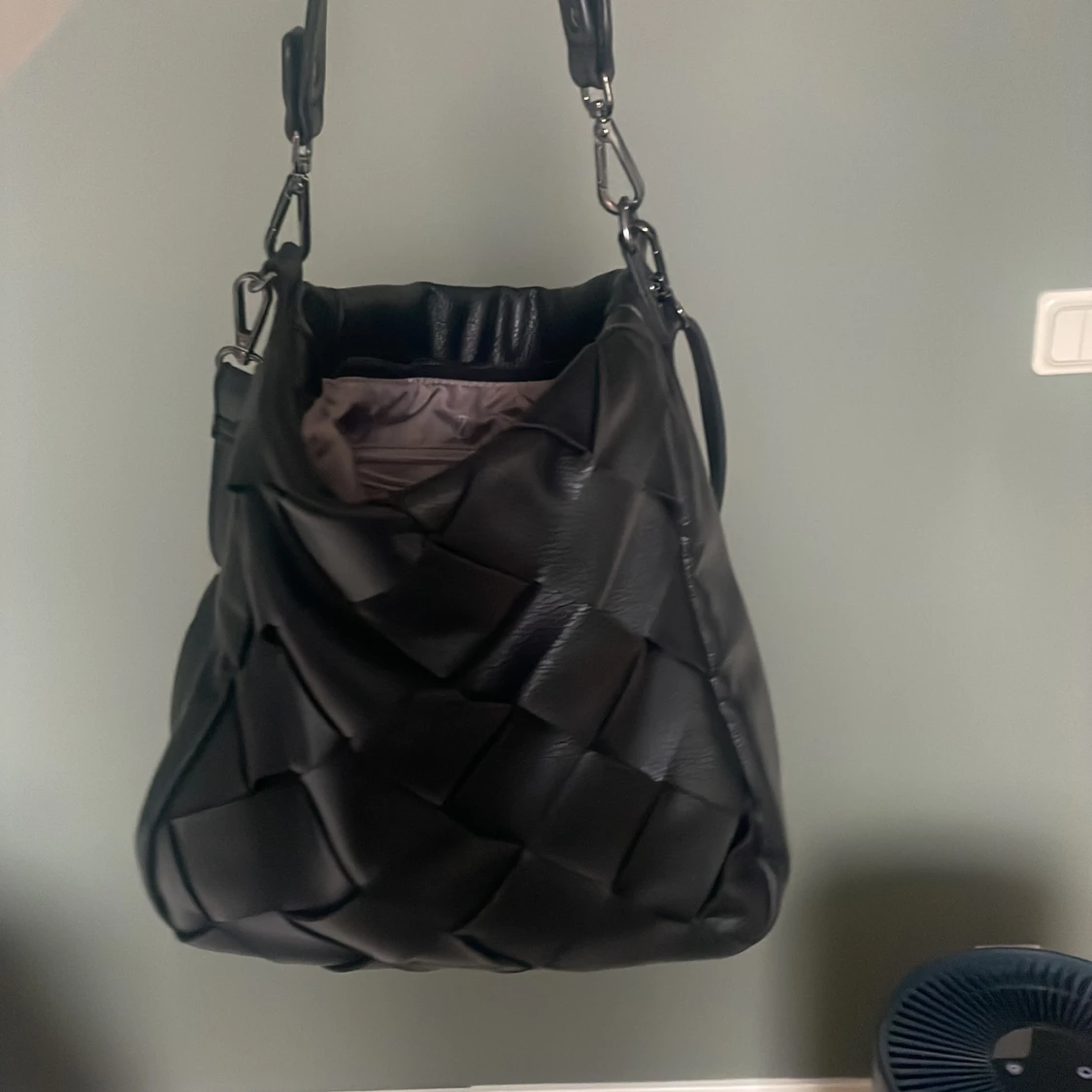 Svart axelväska i flätat skinn från emily&noah - 2