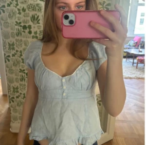 Ljusblå blus från Brandy Melville  - Supersöt ljusblå blus från Brandy Melville, har några fläckar.💙