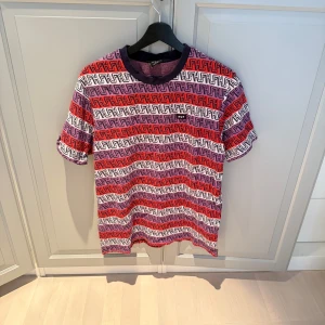 Huf t-shirt - Färgglad och lite tjockare t-shirt från danska märket Huf. Grymt skön och perfekt om man gillar färg. Lite liten i storleken