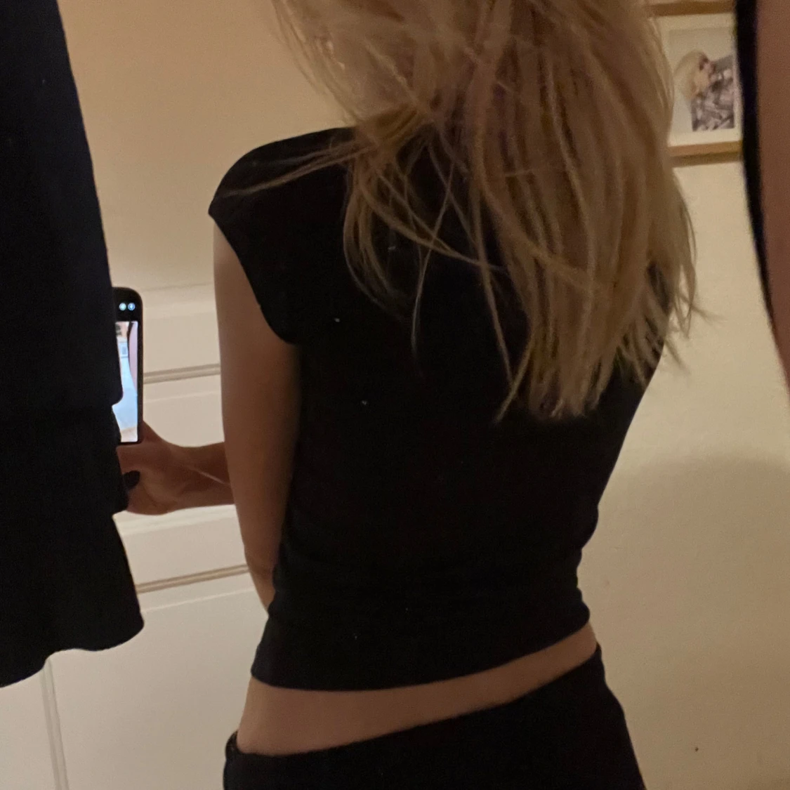 Svart topp med spetsdetaljer - 1