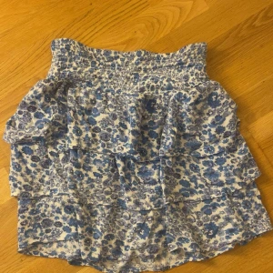 Volangkjol  - Säljer min jätte fina volangkjol då den inte kommer till användning längre. Väldigt skön och bra i längden. Inga defekter💗