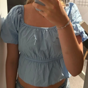 Ljusblå puffärmad blus från Bik Bok - Supersöt ljusblå blus med puffiga korta ärmar. Använd en gång!💗💕