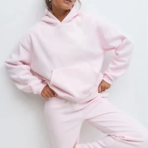 Ljusrosa sett från ginatricot, hoodie&byxor - Trendigt mjukissett från Gina med både en hoodie (strl M) och ett par mjukisbyxor (strl S), knappt använt!❣️nypris: 660, mitt pris: 500