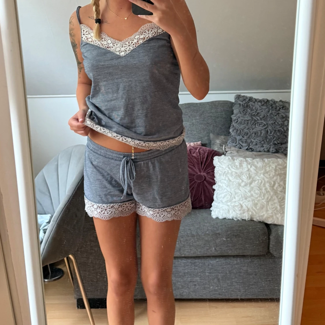 Grå linnetopp och shorts med spets från Anna Field