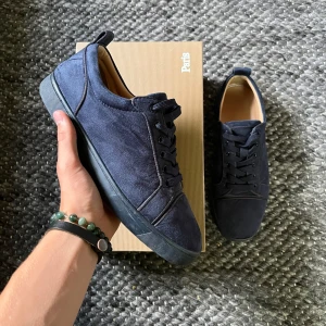 Mörkblå mocka sneakers från Louboutin - Säljer dessa riktigt feta Christian louboutins! Allt og medföljer! Skick 8/10! Skriv privat för kvittot, samt minsta fundering! Pris kan diskuteras vid snabb affär!