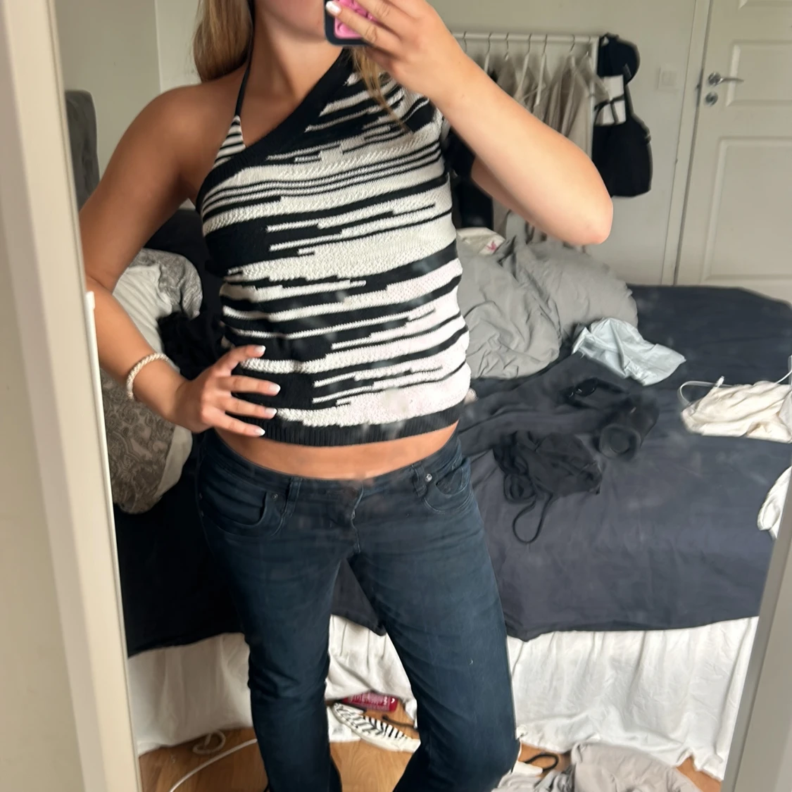 Svartvit stickad one shoulder topp