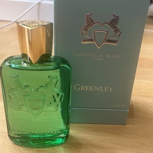 Parfums de Marly Greenley EdP 125ml - Greenley från Parfums de Marly är en lyxig Eau de Parfum i en grön glasflaska med guldfärgat lock och snyggt reliefmönster med hästar. Flaskan rymmer 125 ml.