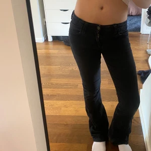 Svarta bootcut jeans Gina young  - Säljer ett par svarta bootcut jeans från Gina Young i storlek 170. Jeansen har låg midja. Midjemåttet rakt över är 38cm och Innerbenslängden är 79cm💕
