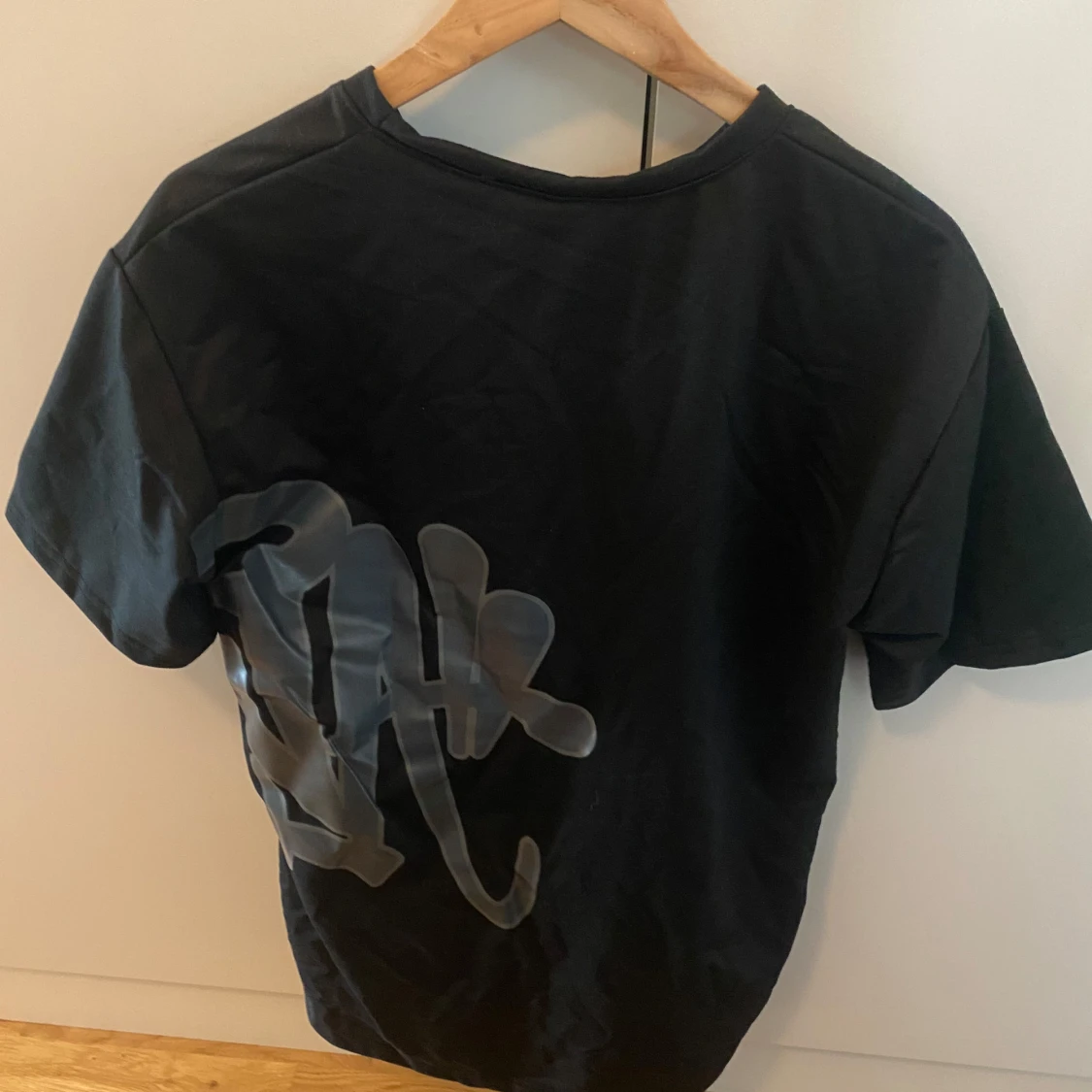 Svart t-shirt med grått tryck, M - 1