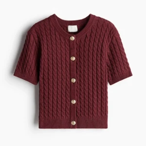 Vinröd kofta från H&M - Vinröd kofta från H&M i storlek XS. Kortärmad modell med rund halsringning och guldfärgade knappar framtill. 