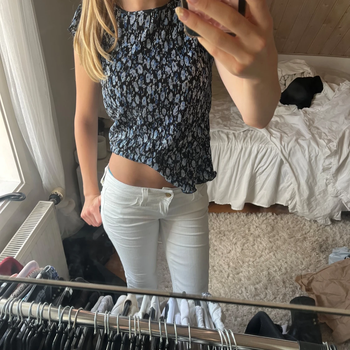 Blommig smockad topp med volangärm - 1