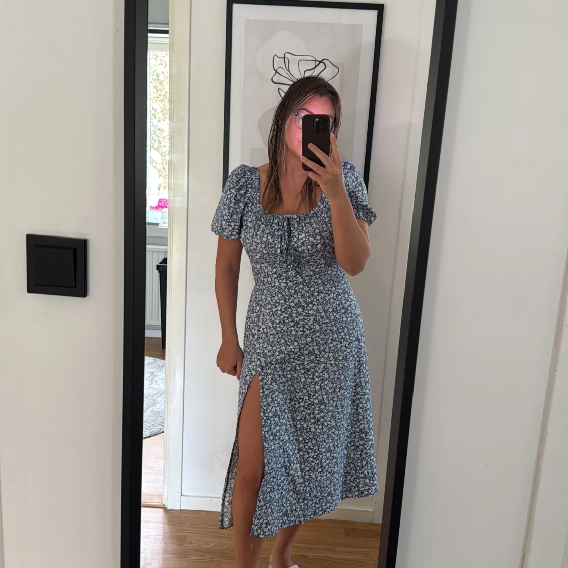 Blommig blå långklänning med slits - 2