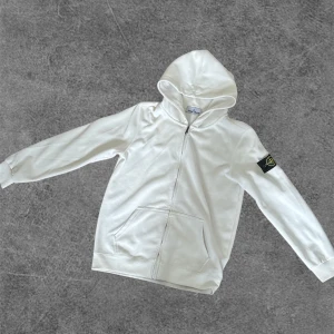 Stone Island hoodie - 🤍 Färg: Vit 📏 Storlek enligt etikett: S 👕 Upplevd storlek: XS/S ✨ Skick: Ny, oanvänd 🏷️ Märke: Stone Island  Om du har några frågor är det bara att höra av dig 😁