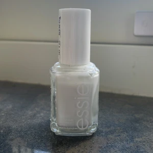 Essie nagellack Blanc 1 (vitt) - Essie nagellack i nyansen Blanc, en klassiskt kritvit färg. Kommer i en fyrkantig glasflaska med vitt lock och rymmer 13,5 ml. Perfekt för fräscha naglar eller nail art. Lätt att applicera med bred borste. Endast använd en gång då jag glömde bort att jag hade det.