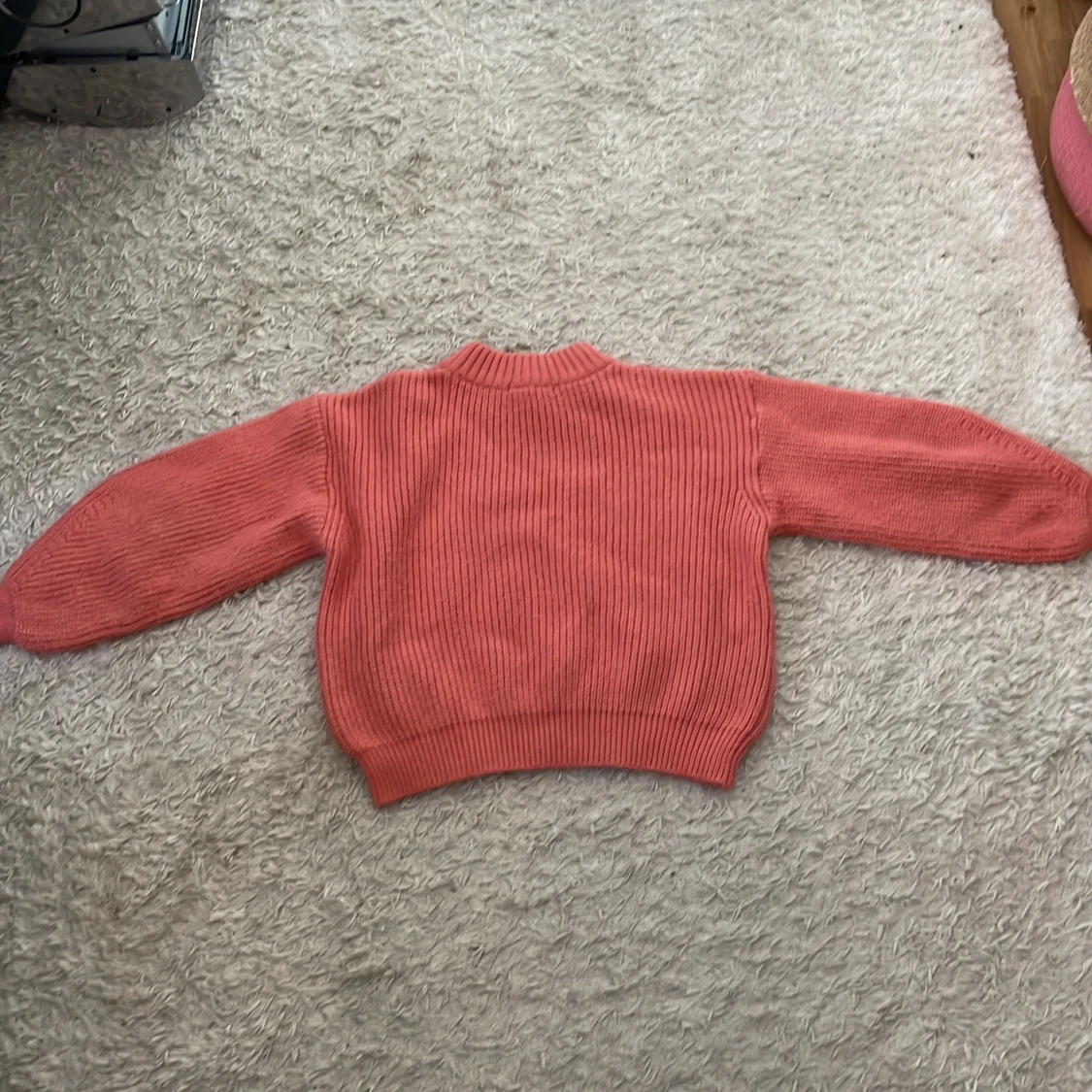 Rosa ribbstickad tröja med lång ärm