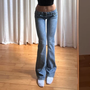 Lågmidjade bootcut jeans - Vintage från BikBok💓midja 35 innerben 84 jae 165. Kolla min profil för mer jeans⭐️