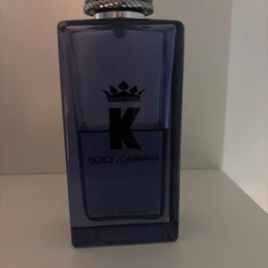Dolce & Gabbana K Eau de Parfum - En Dolce & Gabbana King som luktar extremt gott 100 ml flaska ungefär halva kvar ny pris är 1200kr