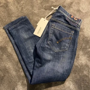 Dondup Jeans - Säljer dessa riktigt fräscha Dondup jeans, modell George Denim, de är i nyskick med tagen kvar. Köpta för  2 500kr, mitt pris 1000 kan diskuteras vid snabb affär🤝🏻. Bara att höra av sig vid frågor!!!