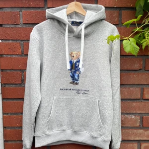 Polo Ralph Lauren Hoodie - Säljer denna Ralph Lauren hoodie med björndesign. Hoodien är helt ny, oanvänd med alla tags kvar samt orginalförpackning. Nypris ligger på omkring 2000kr. Hör av er vid frågor eller funderingar!! Priset diskuteras.