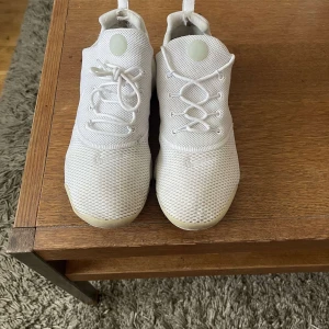 Nike Skor - Hej!   nike skor i good skick. Skorna ligger bara i källaren bättre att de kommer till användning.   Storlek 42