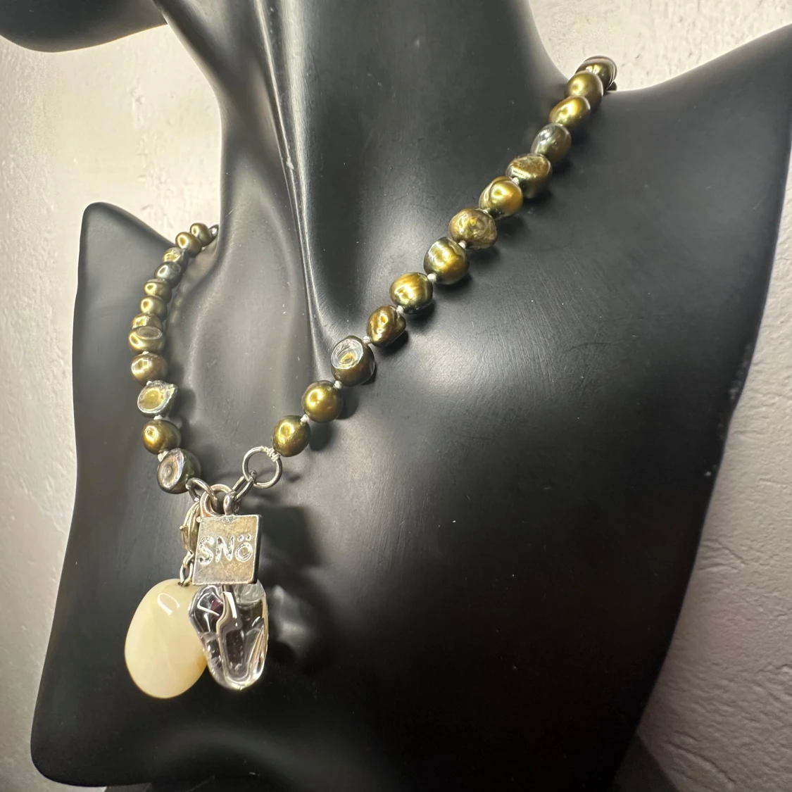 Exklusivt & ovanligt grönt pärlhalsband från SNÖ of Sweden - Äkta sötvattenspärlor med avtagbara ädelstenshängen - Bergskristall & Aventurin/Kalcit - Vintage - utmärkt skick - Tidig kollektion - 00-tal - Originalask medföljer  - 2