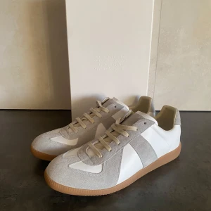 Maison Margiela gats - Ett par vita vanliga Maison margielas i galet bra skick. Skorna är använda ett par gånger under sommaren men det har inte påverkat skicket på skorna. Skorna är i storlek 43 men skulle säga att dem passar 42 och 44 också. Skicket på skorna är 9/10 och priset kan självklart diskuteras😇