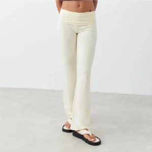 Vita yogapants - Vita lågmidjade yogapants från gina tricot som har används fåtal gånger. Har inga som helst defekter på den! Jag säljer produkten eftersom att jag inte har använt den mycket ❤️