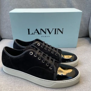 Lanvin skor (nya) - Hej! Vi säljer nu dessa riktigt schyssta Lanvin skor i nytt skick! Begränsat antal box och dustbags. Vi rekommenderar att gå ner en storlek. Hör av dig vid frågor! 