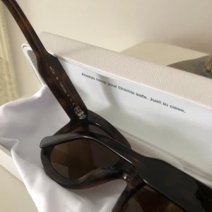 Bruna solglasögon CHIMI tortoise modell 08 - Snygga solglasögon från CHIMI i klassisk fyrkantig modell. Färgen är brun tortoise med mörka linser och bågar i acetat. Kommer med originalvitt fodral och putsduk. Perfekta för att lyfta din stil till nästa nivå. I ny skick, använda Max 2 ggr.