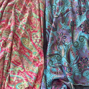 Halterneck klänningar från Spanien - Säljer en superfin långklänning i tunnt material.  Klänningarna har smala knytband med tofsar, v-ringning och en avslappnad passform. Lågt djup på baksidan. Knappt använda båda två. Den blå/lila är lite större än den rosa. Båda passar mig som är i storlek M, men de är justerbar så jag skulle sätta det som S-L. Pris per styck!! Perfekt för varma dagar när du vill sticka ut lite extra!