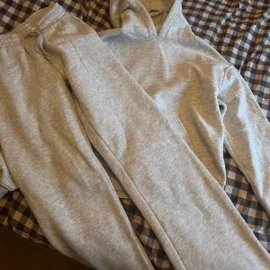 Mjukisset med hoodie och byxor - Jättefint skick, använt 1 gång. Går att köpa delarna för sig också