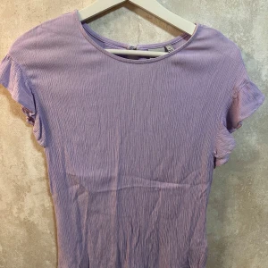 Tunn blus  - Kortärmad blus från ICHI, superfin färg till sommaren 💜aldrig använd 