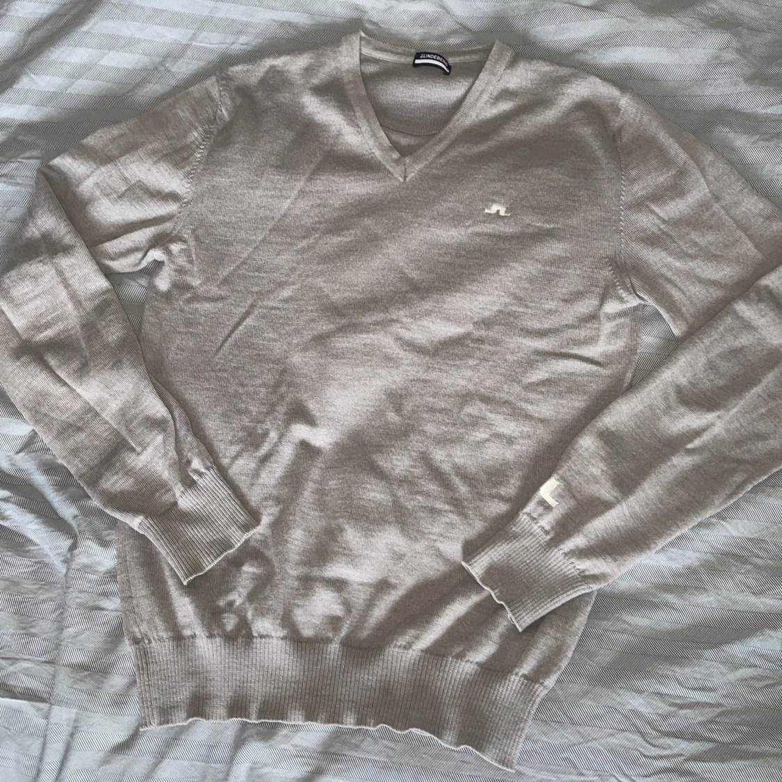 Ljusgrå v-ringad tröja från J.Lindeberg
