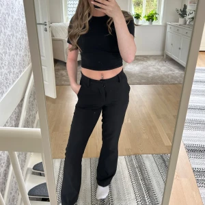 Bikbok kostymbyxor  - Säljer dessa högmidjade kostymbyxorna från Bikbok💕 De är i storlek 34 och passar på mig som är ca 160cm. Fint skick🥰