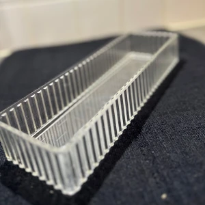 Rektangulär plastlåda - Säljer en stilren och modern plastväsks med rektangulär form och räfflade kanter. Perfekt för dig som vill ha ordning och reda bland smink, smycket eller skönhet.