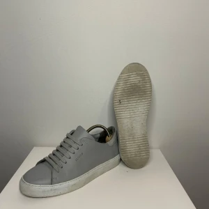 Axel arigato skor - Fina relativt använda axel arigatos storlek 39. Skorna är använda med lite crease men inga synliga defekter/skador. Hör gärna av er. Pris kan diskuteras vid seriösa bud och snabb affär 