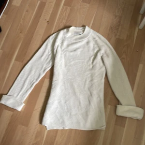 Vit stickad polotröja från Pieces - Säljer en vit stickad polotröja från Pieces i storlek S. Tröjan har lång ärm med uppvikta muddar och är ribbstickad för en snygg struktur. Perfekt för lager-på-lager och enkel att matcha med olika outfits.