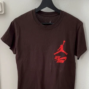 Nike Air Jordan x Travis Scott Cactus Jack T shirt  - Säljer en sällsynt Nike Air Jordan x Travis Scott Cactus Jack T-shirt i storlek S. Köpte förra sommaren (legit checkad) men använt max 1 gång pga att den tyvärr var för liten. 