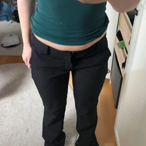 Svarta Lågmidjade kostymbyxor från Bik Bok - Säljer ett par svarta  kostymbyxor från Bik Bok med låg midja i modellen ”Vera”. Storlek M/38 men passar S/36. Slits som är lite ihopsydd men går att sprätta upp eller sy mer. Midjan är 36cm tvärsöver❣️Pris kan disskuteras!