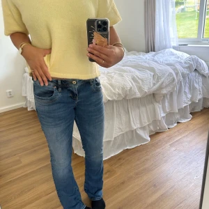 LTB jeans  - Säljer ett par lågmidjade jeans från LTB i modellen Valarie. Knappt använda i storlek 28/30 