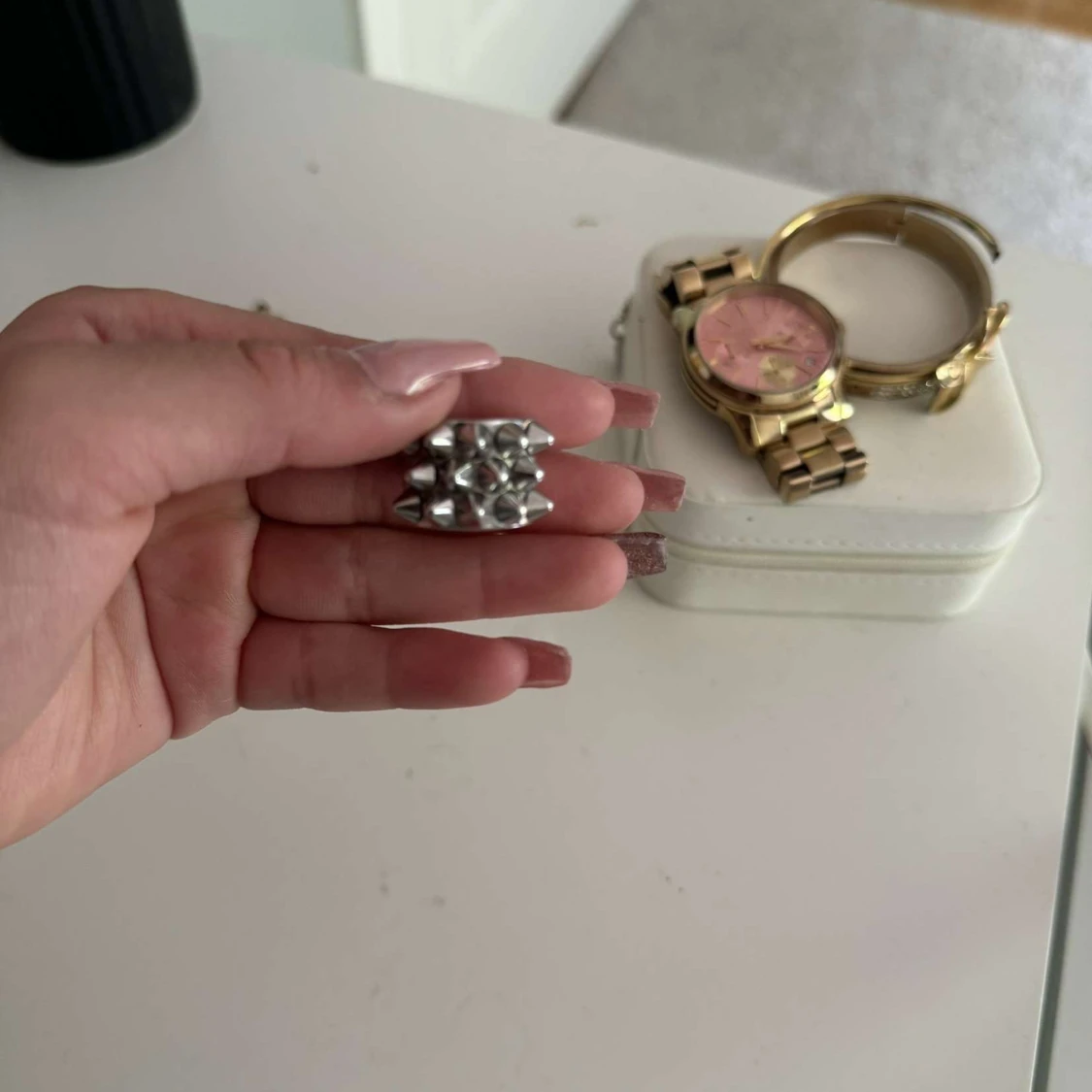 Silvrig ring med nitar - 1