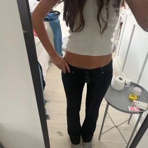 Supersnygga lågmidjade bootcutjeans - Säljer dessa supersnygga svarta lågmidjade jeansen! ❤️
