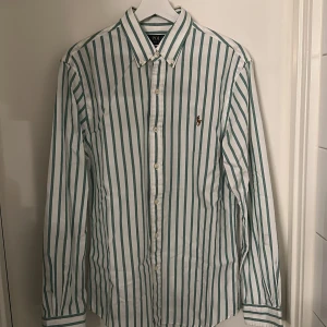 Ralph lauren skjorta  - Ralph lauren skjorta i nyskick. Storlek M. Skriv vid frågor eller funderingar!