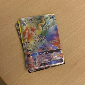 Pokémonkort - blandade GX och EX - Säljer ett gäng Pokémonkort med bland annat Alolan Ninetales GX, Rayquaza EX, Mega Gyarados EX och fler. Flera av korten är holografiska och har färgstarka motiv. Perfekt för samlare eller Pokémon-fans!