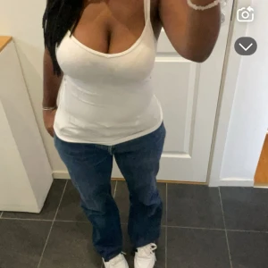 Levi's 512 blå jeans - Säljer ett par klassiska blå Levi's 512 jeans med normal passform och raka ben. Jeansen har fem fickor, knappgylf och är tillverkade i slitstarkt denim. Perfekta för dig som gillar en tidlös och avslappnad stil.