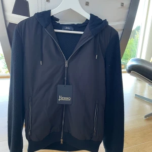 Herno Cardigan - Helt ny Herno Cardigan som säljs eftersom den är för liten. Nytt pris är lite över 9200 SEK Riktigt fin jacka som passar för vår, sommar, höst och en mild vinter. Storlek 46, vilket motsvarar en S–liten M. 