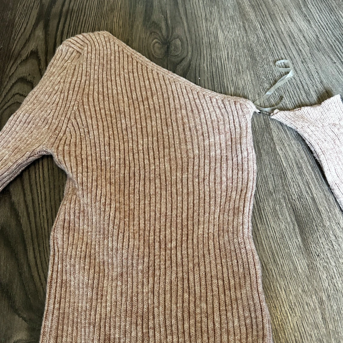 Beige ribbad oneshoulder klänning - 1